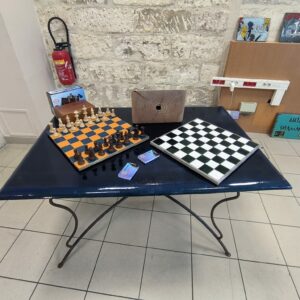 table bleue en lave émaillée